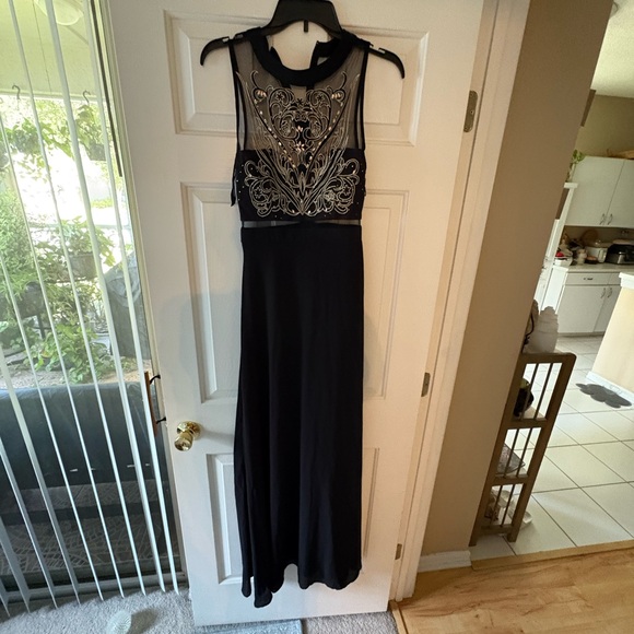 Dresses & Skirts - Elegant Black and Gold Embroidered Evening Dress